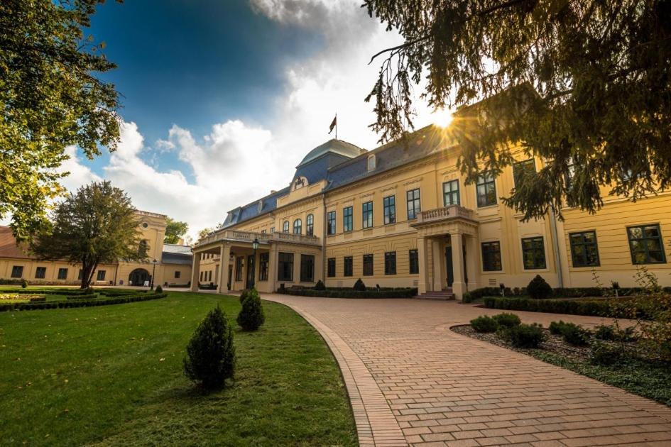 Holiday In Гюла Екстериор снимка